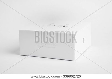 Vidalia, Georgia / Usa - December 14, 2019 - A Studio Product Shot Of White Packaging Box Of The App