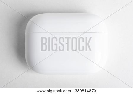 Vidalia, Georgia / Usa - December 14, 2019 - A Studio Product Shot Of A Closed White Charging Case O