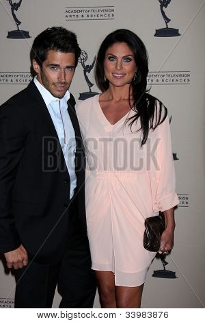 LOS ANGELES - JUN 14: Brandon Beemer, Nadia Vyhněte dorazí na ATAS Daytime Emmy Awards Kandidát
