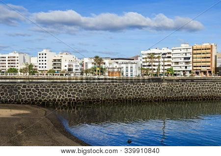 Arrecife, Spain -  November 5, 2018:  View Of The Waterfront Avenida La Marina With The Boardwalk Ca