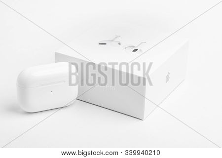 Vidalia, Georgia / Usa - December 14, 2019 - A Studio Product Shot Of The White Packaging Box With T