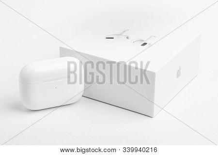 Vidalia, Georgia / Usa - December 14, 2019 - A Studio Product Shot Of The White Packaging Box With T