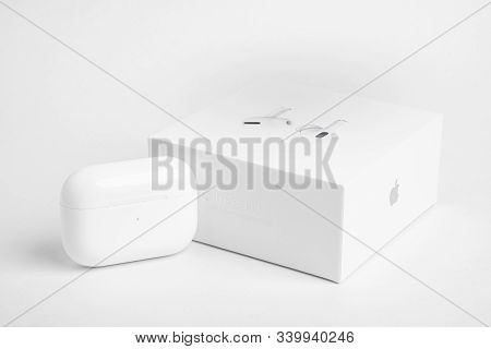 Vidalia, Georgia / Usa - December 14, 2019 - A Studio Product Shot Of The White Packaging Box With T