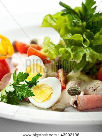 Italienische Küche - Vitello Tonnato. Kalt geschnittene Kalbfleisch mit Eiern und cremigen Sauce