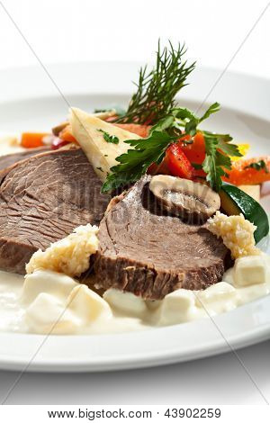 Manzo bollito con salsa di mele, verdure e salsa di rafano