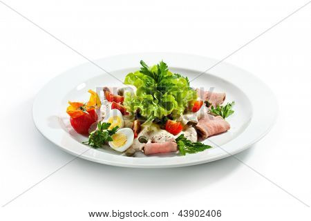Italienische Küche - Vitello Tonnato. Kalt geschnittene Kalbfleisch mit Eiern und cremigen Sauce