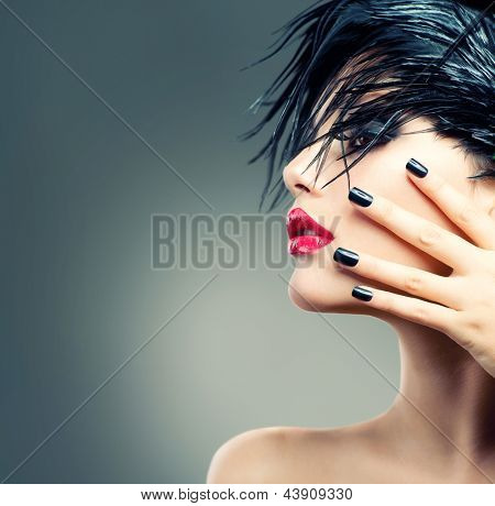 ภาพเหมือนสาวรุ่นศิลปะแฟชั่น หญิงสไตล์พังก์ ผมดำและเล็บ