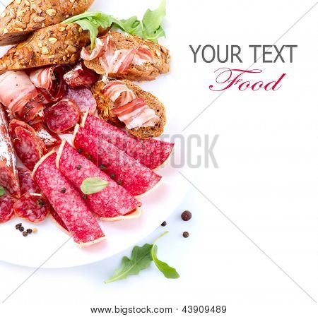 Salsicha. Vários italiano, presunto, salame e Bacon. Fronteira de comida de carne isolada em um fundo branco. PAP