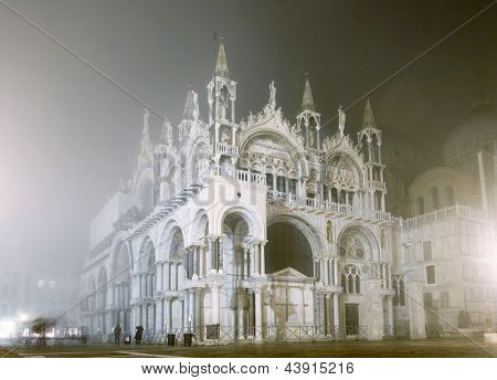 Katedrály San Marco mlhavé noci, Benátky