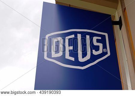 Bordeaux , Aquitaine France - 11 05 2021 : Deus Ex Machina Logo Text And Brand Sign Store Of Fashion