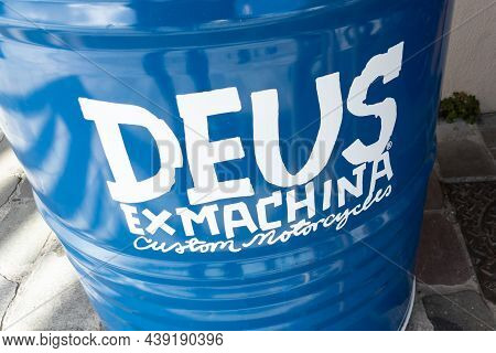 Bordeaux , Aquitaine France - 11 05 2021 : Deus Ex Machina Logo Text And Brand Sign Fashion Boutique