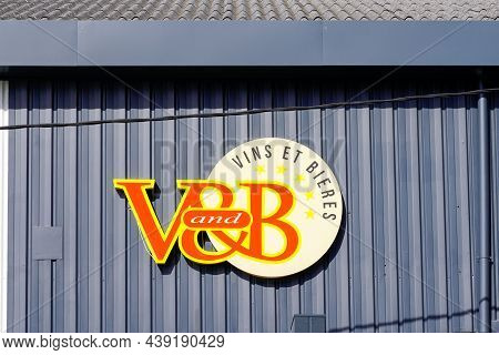 Bordeaux , Aquitaine France - 11 05 2021 : V&b Vandb Cave Bar Text Sign And Logo V And B Pub Wine Be