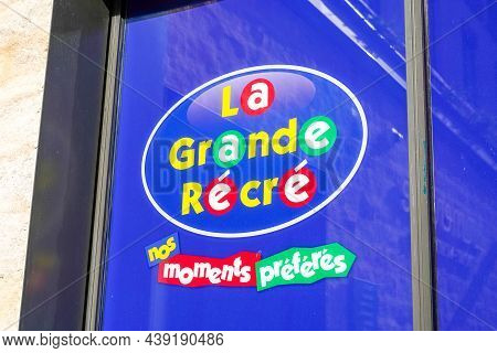 Bordeaux , Aquitaine France - 11 05 2021 : La Grande Recre Logo Brand And Text Sign Of French Compan