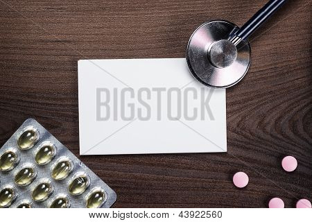빈 노트북 statoscope 및 나무로 되는 테이블에 약