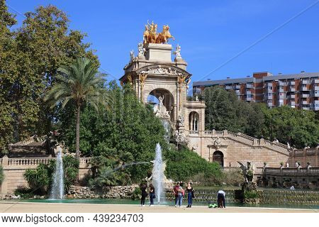 Barcelona, Spain - October 7, 2021: People Visit Cascada Fountain In Parc De La Ciutadella In Barcel