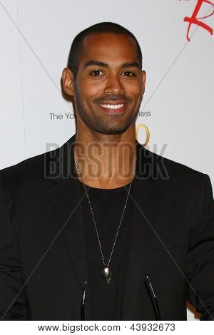 LOS ANGELES - MAR 26: Lamon Archey uczęszcza 40-lecia młodzieży i niespokojny Celeb