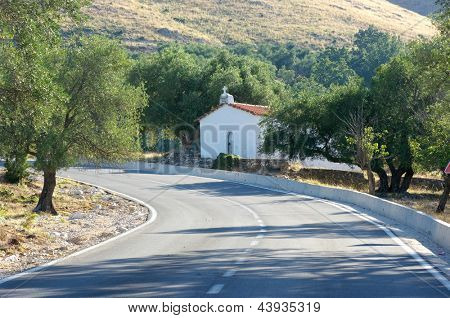 pieni kirkko välillä oliivipuiden Jale Bay, Albanian tiellä