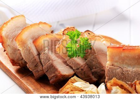หมูสามชั้นที่ตามบนกระดานไม้