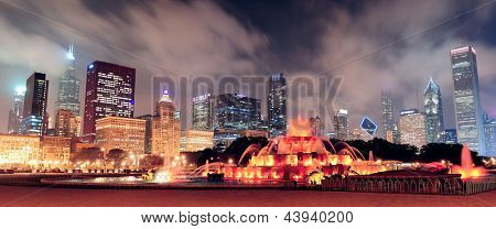 Chicago Panorama panorama s mrakodrapy a 36palcovou v Grant parku v noci osvětlena colo
