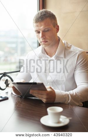 Человек на coffe break, чтения новостей