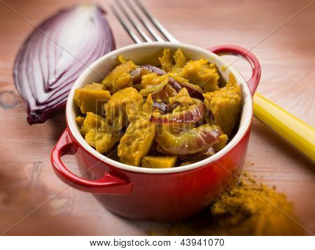 spezzatino di seitan con curry e cipolle, messa a fuoco selettiva