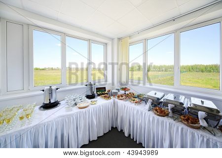 Moskau - Juni 5: Buffet-Tisch für Ausflüge am 5. Juni 2012 in Moskau, Russland. Ursprünglich, Caparol 