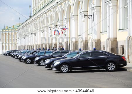 Moskva - APR 24: Sort offentlige biler med blinklys er nær Grand Kremlin Palace, 24 Apr 2012 Mos