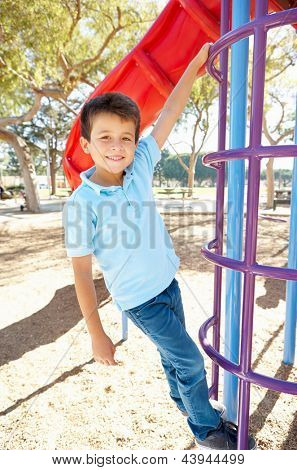 Junge auf Klettern Frame im Park