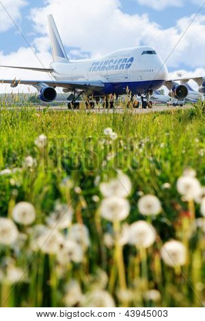 Moskva - 22. května: Letadlo Transaero airlines na letišti Domodědovo, pohled z malého úhlu prostřednictvím 