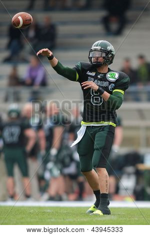 VIENNA, AUSTRIA - 12 maggio: QB Jonathan Dally (#8 Dragons) passa la palla a Vienna, 12 maggio 2012 