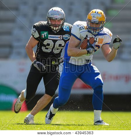 INNSBRUCK, Áustria - 28 de abril: WR Klaus Geier (#86 gigantes) é executado com a bola em 28 de abril de 2012 em I