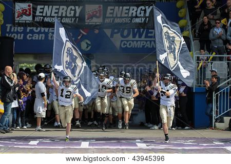 เวียนนา ออสเตรีย - 13 พฤษภาคม: QB Justin Walz (#12 Panthers) นำทีมงานของเขาบนสนามฟุตบอลบนพฤษภาคม 