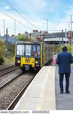 Sunderland, Uk - Saturday 6th November 2021: Man Standing On The Platform Of The Sunderland Metro As