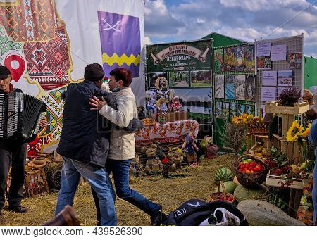 Kropyvnytskyi, Ukraine - September 29, 2021: Cheerful Folk Dances During The Fair. Free Admission. C