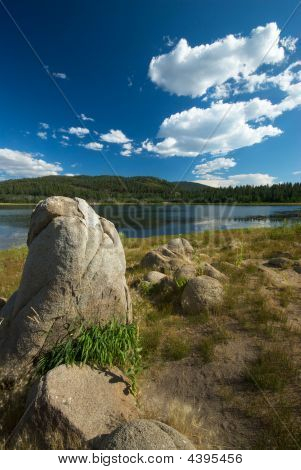 Kampesten og søen