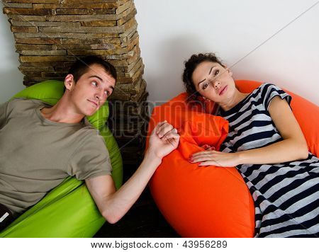 Couple de Happe à la maison