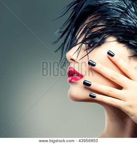 Mode kunst Model meisje portret. Punk stijl vrouw. Zwart haar en nagels.