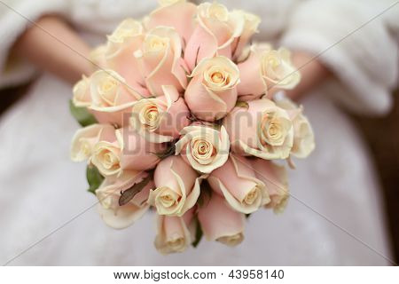 Buquê de rosas nas mãos da noiva de casamento