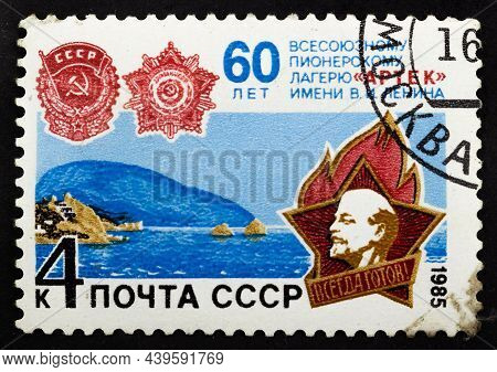 Ussr - Circa 1985: Postage Stamp 'pioneer Badge' Printed In Ussr. Series: '60th Anniversary Of The A