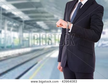 คนธุรกิจที่ตรวจสอบเวลาของเขา twatch wris
