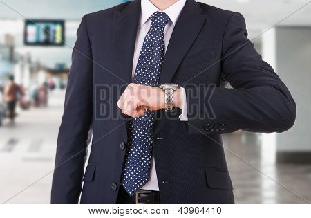 คนธุรกิจที่ตรวจสอบเวลาของเขา twatch wris