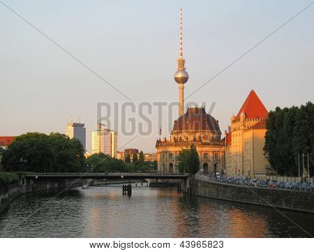 Berlin City View Spree-joen rannalla