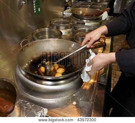 โดนัทที่ทอดในน้ำมันกระทะกระทะ ร้านอาหารเอเชีย