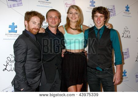 LOS ANGELES - APR 2: Seth Green, Lou Taylor Pucci, Mackenzie Munro, Tyler Stentiford dospět 