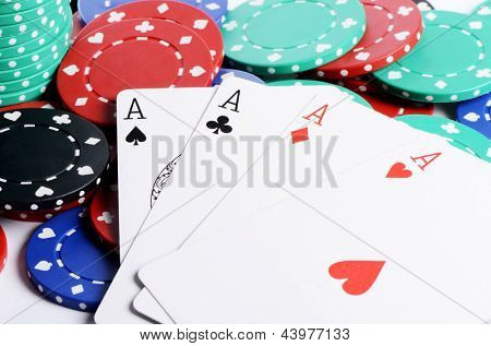 Vier ases en casino chips close-up