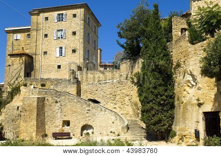 Case costruite sulle rocce, regione del Luberon, Francia
