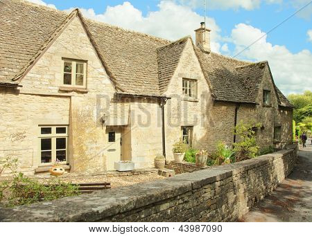 Bibury.   Cotswold sten cottages.  England, UK.