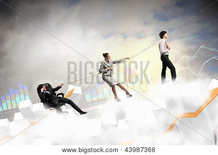Imagem de três empresários com corda contra o fundo do diagrama