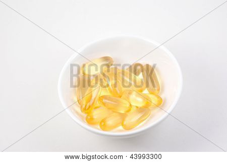Капсулы рыбьего жира в небольшое блюдо