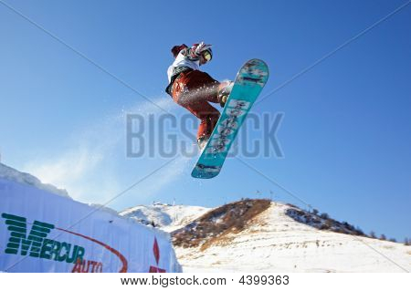 Snowboard Mensch extreme fliegen